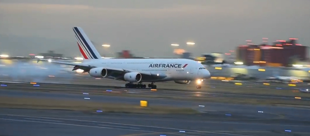 es(Aterrizaje del Airbus A380 en México); cat(); en(Landing of the Airbus A380 in Mexico); 